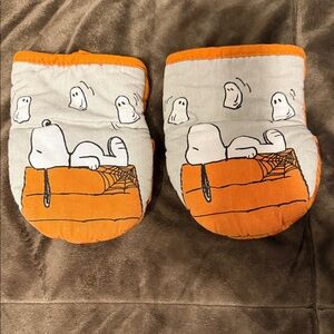 Peanuts Halloween Snoopy Oven Mitts - Orange and White